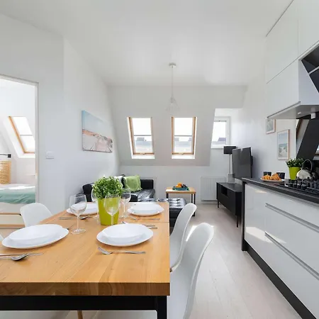 Unique And Spacious With Air Conditioning By Renters Apartment