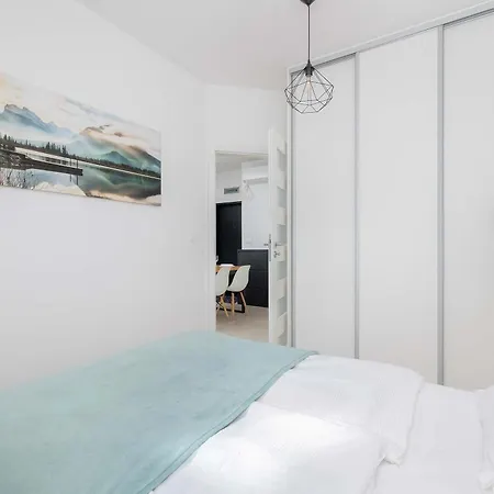 Unique And Spacious With Air Conditioning By Renters